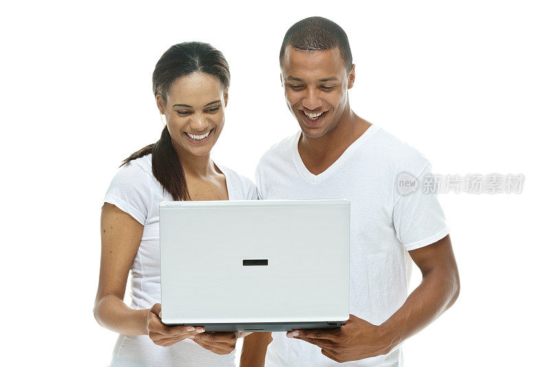 新婚夫妇使用笔记本电脑