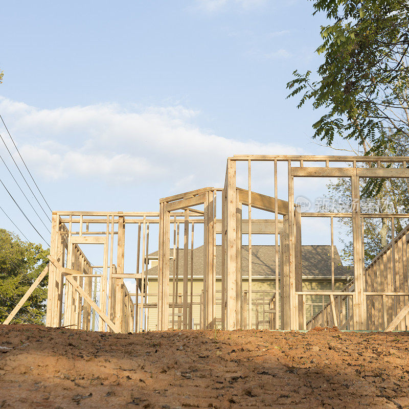 房屋建造过程中的木结构