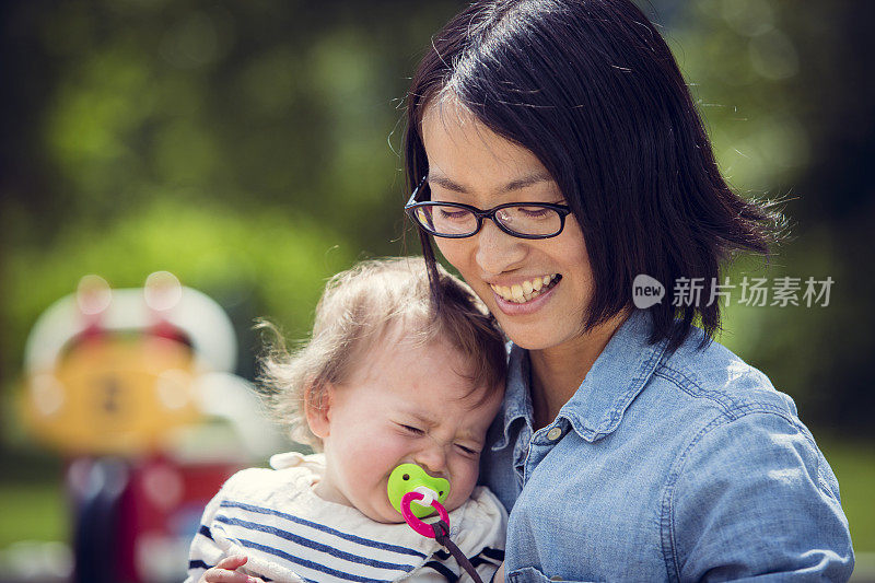 可爱的小女孩哭着安慰妈妈。