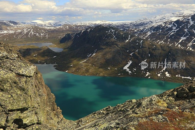 从挪威贝塞根观看Gjende湖和jotunhemenmountains