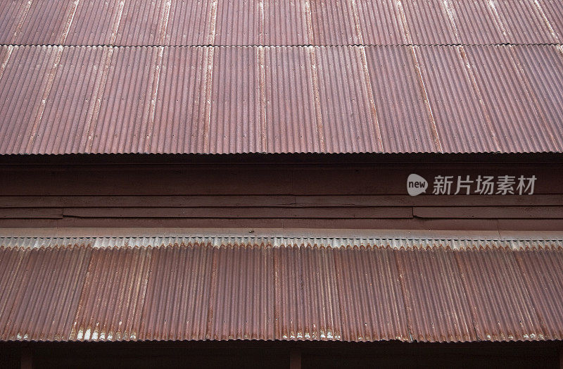 生锈的波纹金属屋面