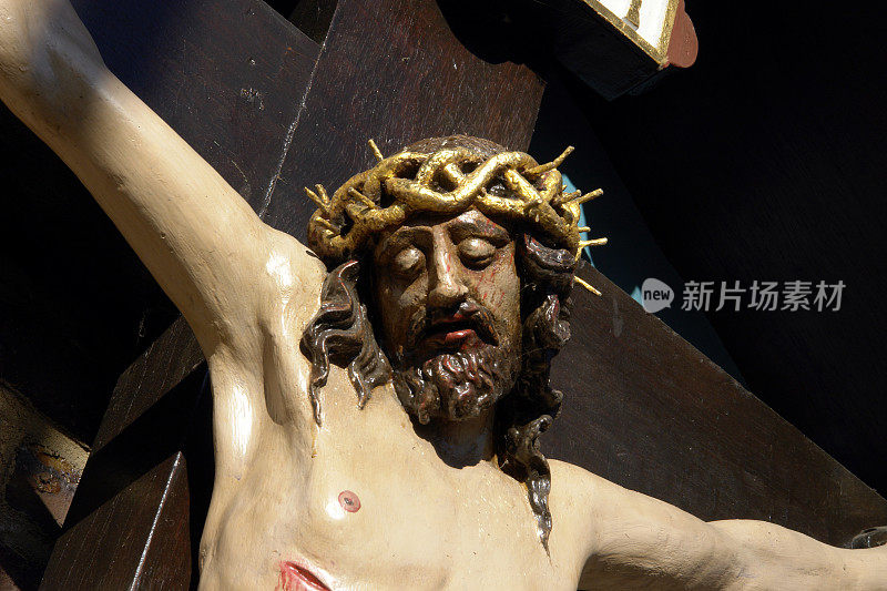 耶稣基督十字架雕像的头与荆棘冠冕