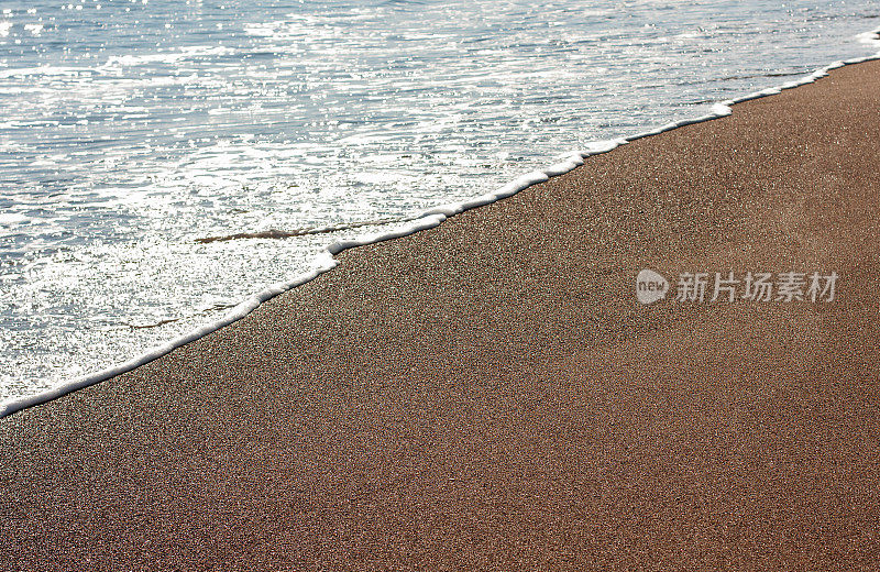 柔软的海浪在沙滩上