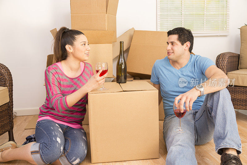 感人至深:拉丁情侣喝酒。新家。搬迁。打开盒子。
