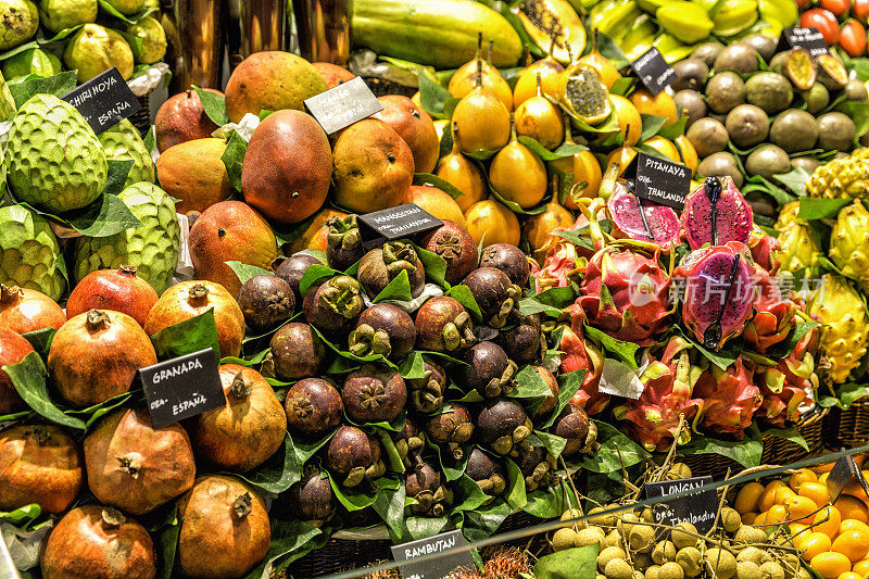 食物主题:市场上的热带奇异水果