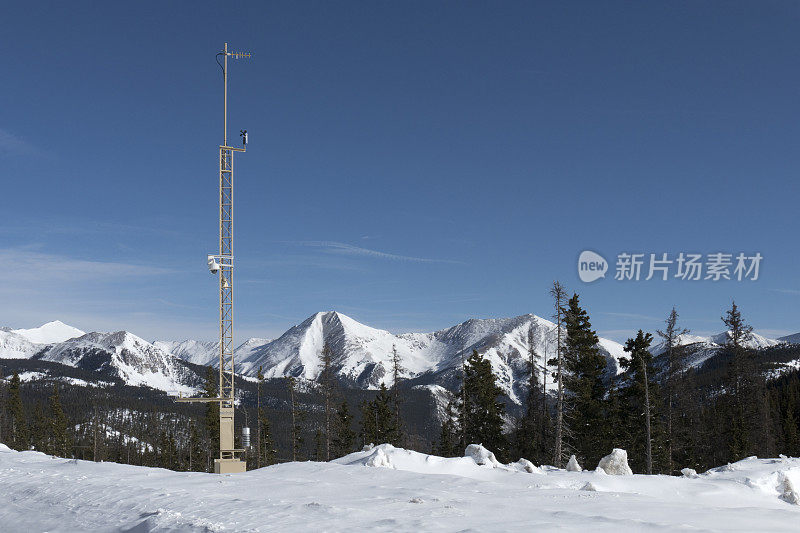 科罗拉多州落基山脉的气象站天线被积雪覆盖