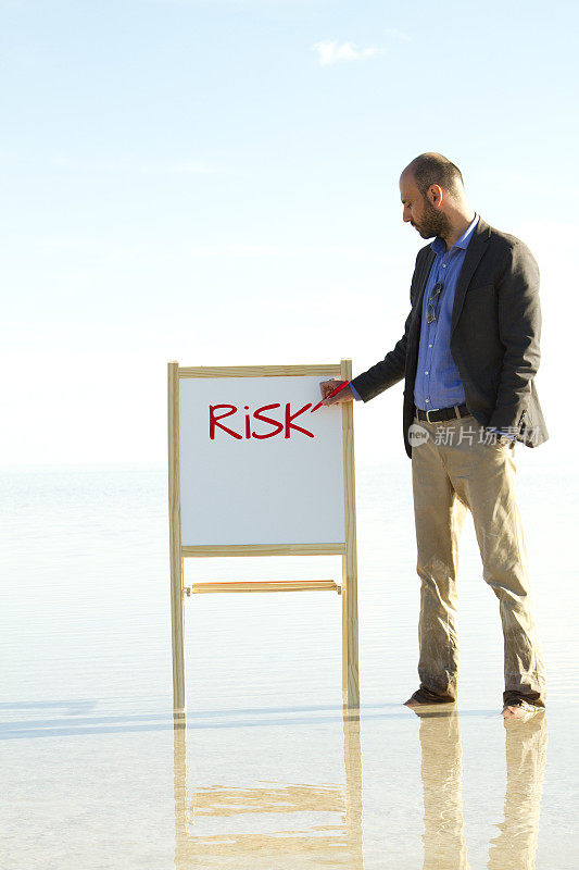 商人用红色记号笔写着Risk