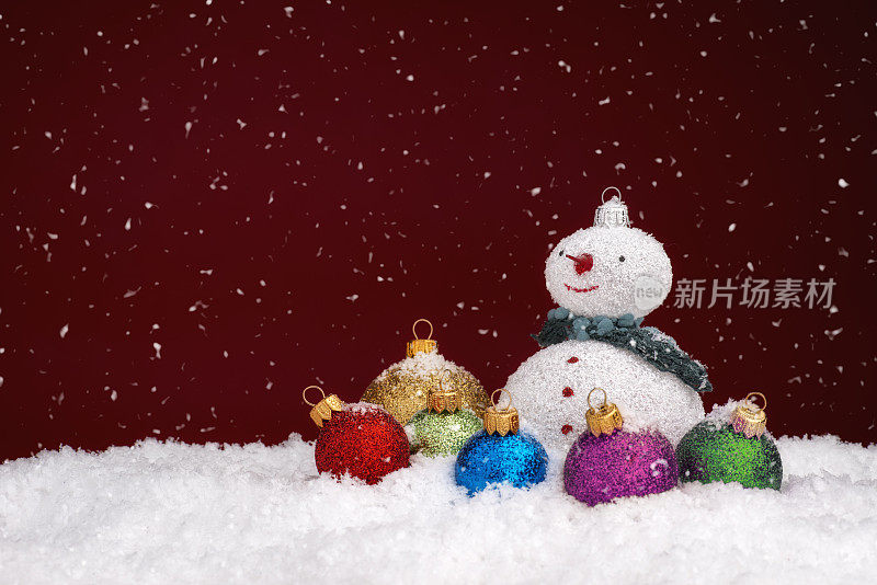 暴风雪期间的雪人和五颜六色的小玩意