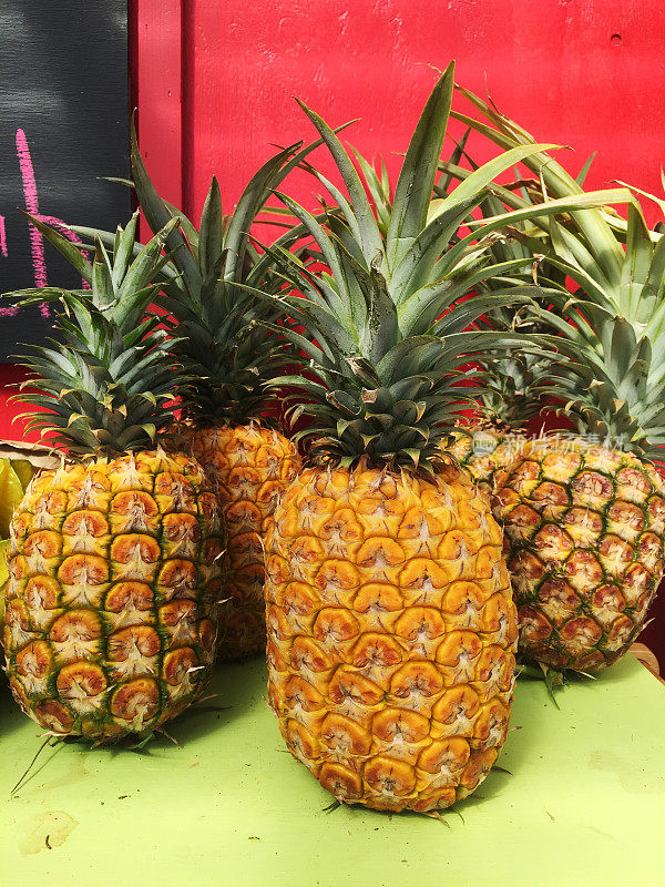夏威夷考艾岛出售五颜六色的菠萝