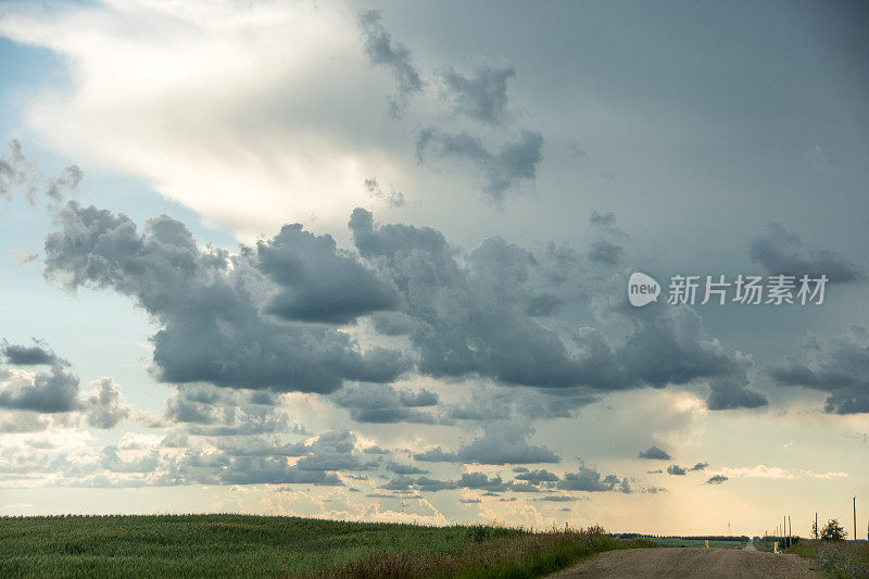 狂暴的暴风雨和周围的乌云笼罩在乡间小路上