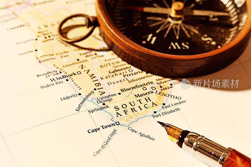 南非和纳米比亚地图上的钢笔指南针