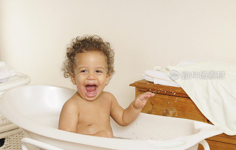 快乐宝宝享受在洗澡的溅水