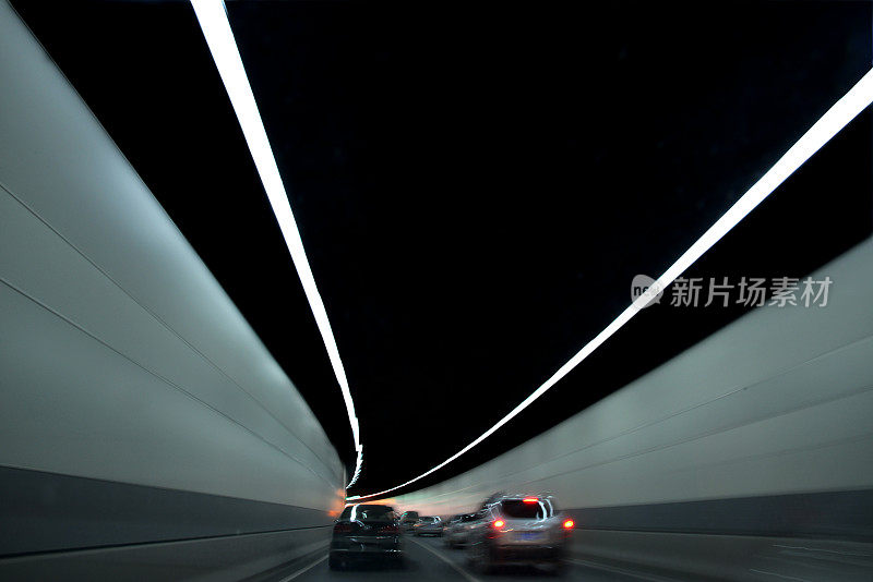 隧道中高速行驶的汽车