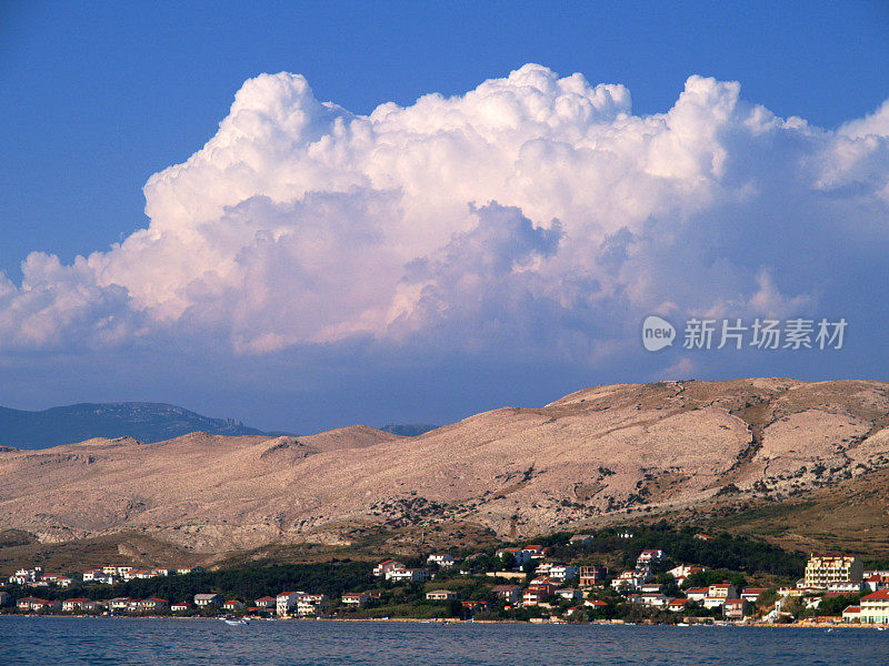 海景与顶天建筑