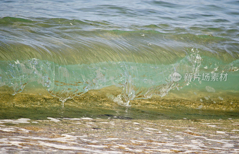 温柔的波在水晶水