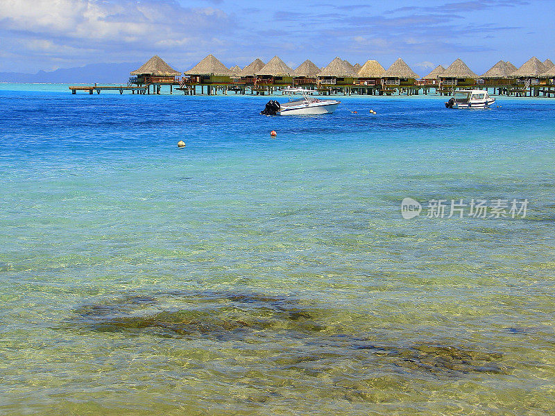 莫雷亚水晶绿松石水域，平房和船，波利尼西亚，塔希提岛