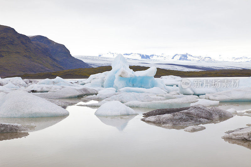 冰川泻湖上的冰山?kulsarlon、冰岛