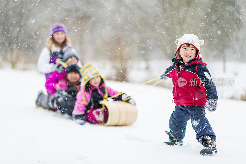 孩子们在雪橇山上滑雪