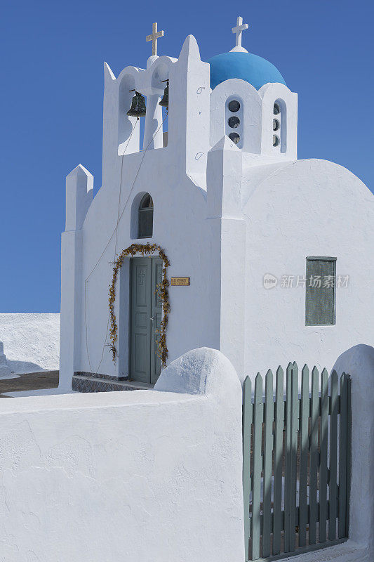 希腊伊亚岛的圣托里尼教堂、钟楼和圆顶