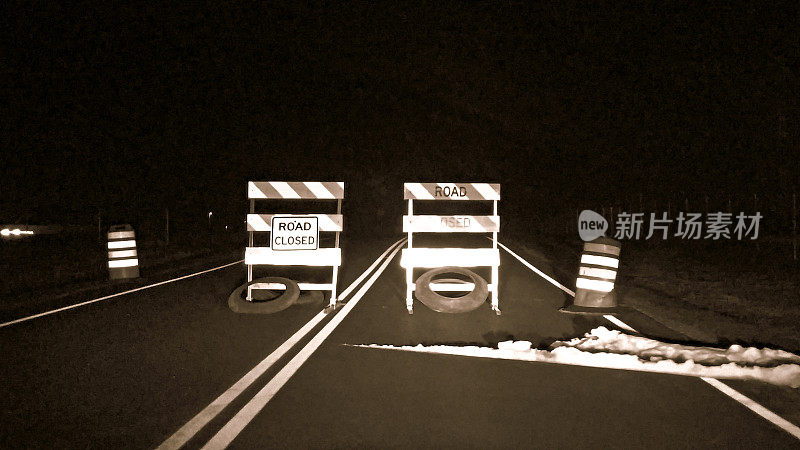 道路封闭屏障和锥体在黑色和白色
