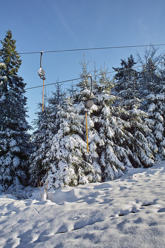 雪景与滑雪缆车