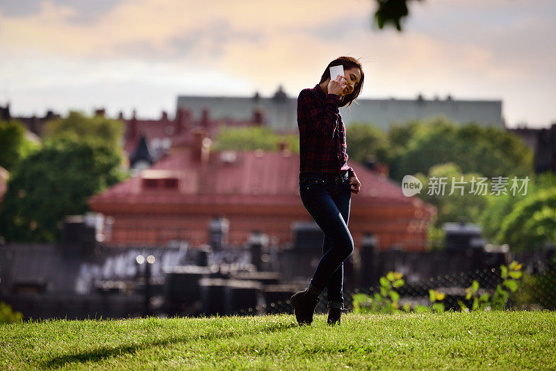 一个女人在打电话，背景是美丽的斯德哥尔摩