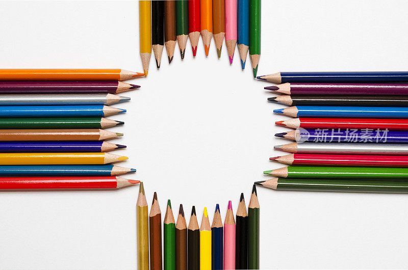 彩色铅笔按圆圈排列在中间