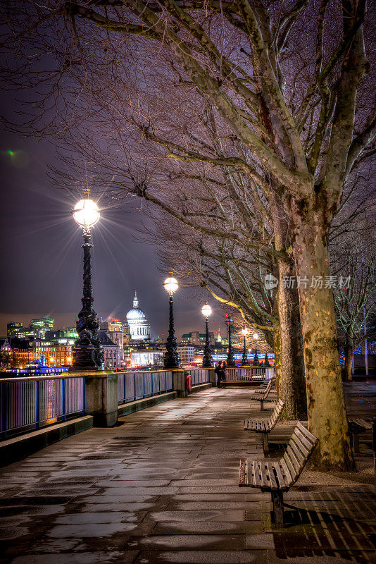 英国伦敦泰晤士河岸边的夜晚