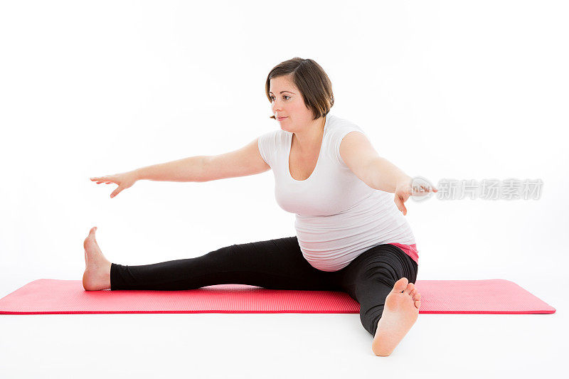 练习瑜伽的孕妇