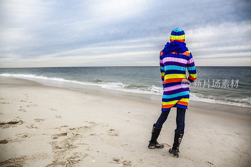 一名少女在琼斯海滩眺望大海