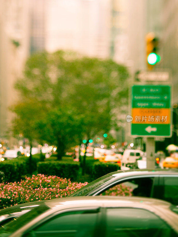 倾斜镜头下午的街道场景在纽约市