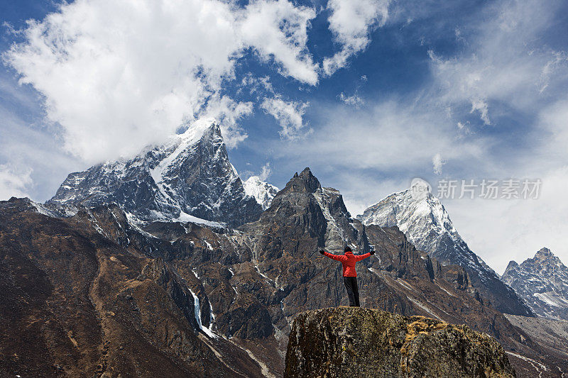 珠穆朗玛峰国家公园，一名妇女举起她胜利的手臂