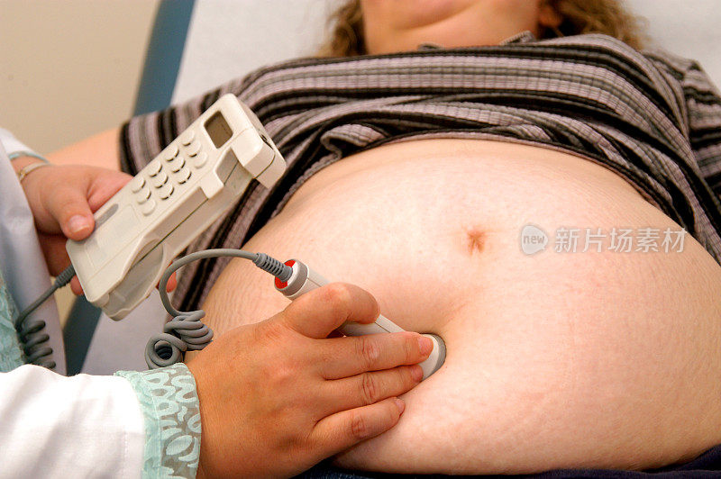 孕妇接受医生检查…