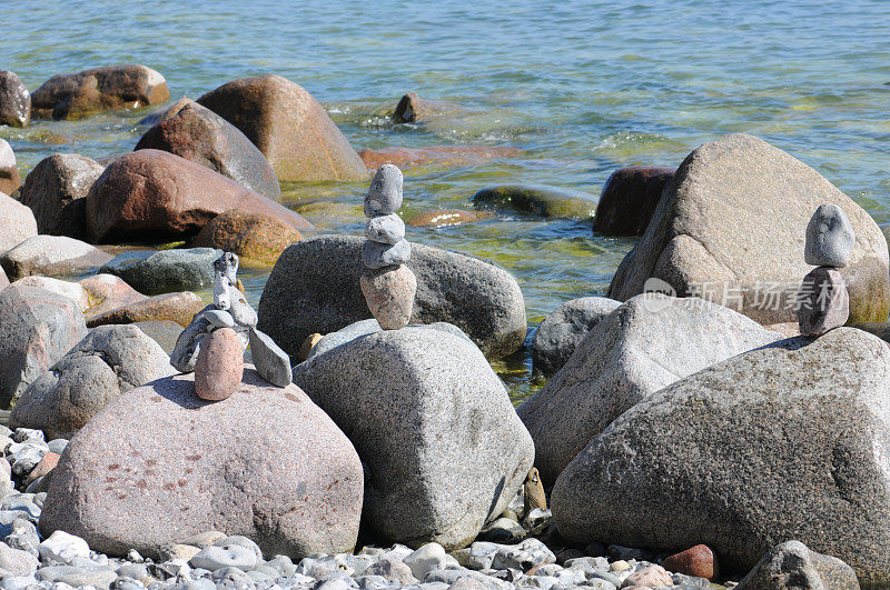 巨石上的小石堆-鲁根岛(德国)