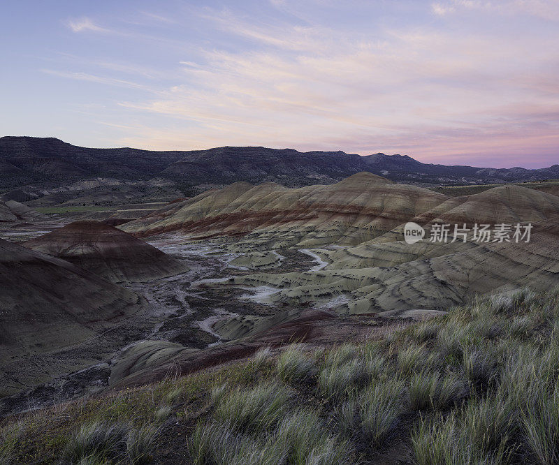 彩绘山的日落