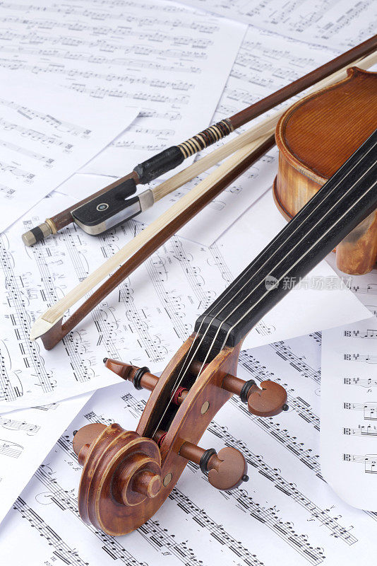 特写中提琴和弓在纸音乐论文背景