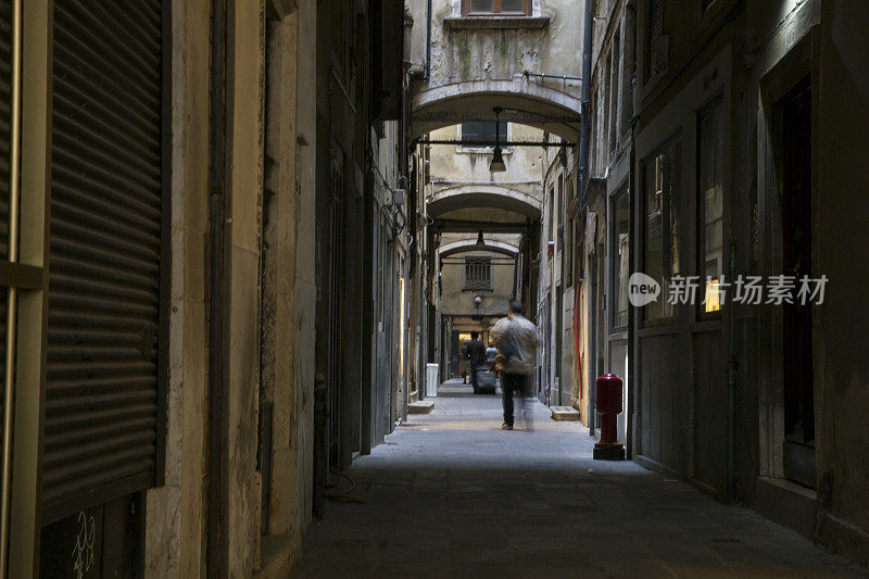 威尼斯的一条小街上