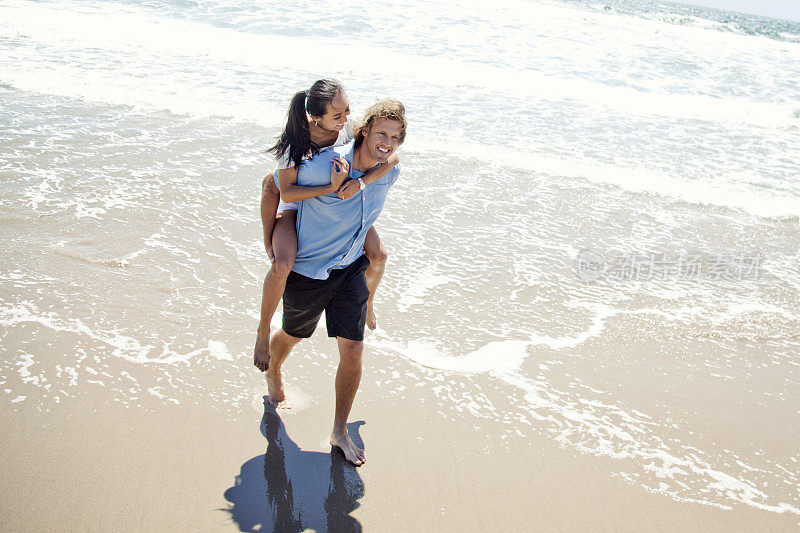 年轻的海滩情侣