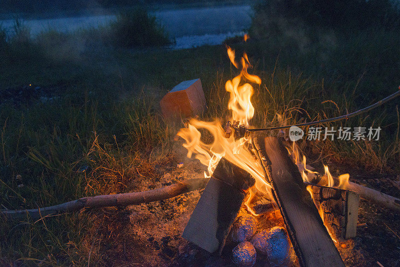 把肉上的油脂放在火上烤。