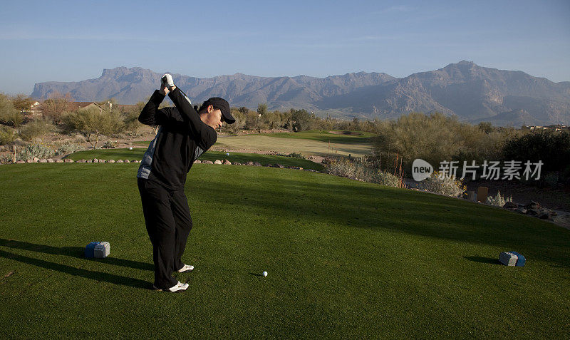 高尔夫球手在亚利桑那州开球