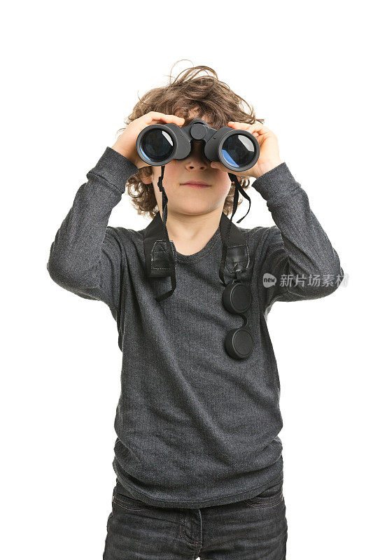 一个8岁的卷发男孩用望远镜看东西