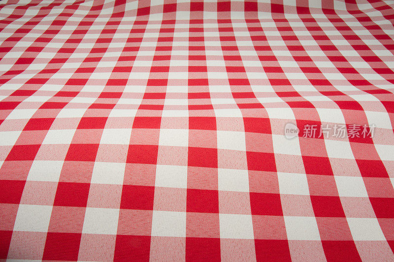 红格子桌布