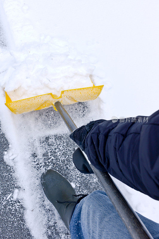 铲雪，工人的观点。