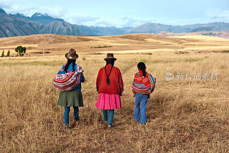 秘鲁妇女穿着民族服装，秘鲁圣谷