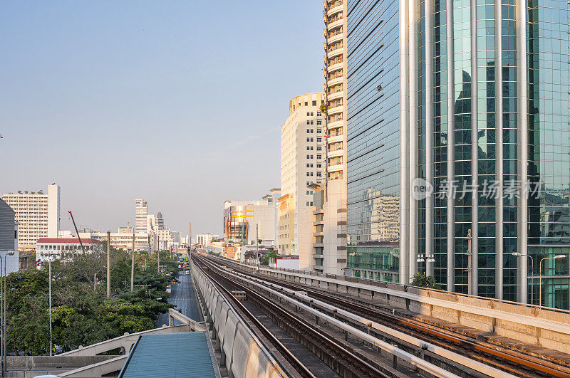 高楼城市中的高架铁路