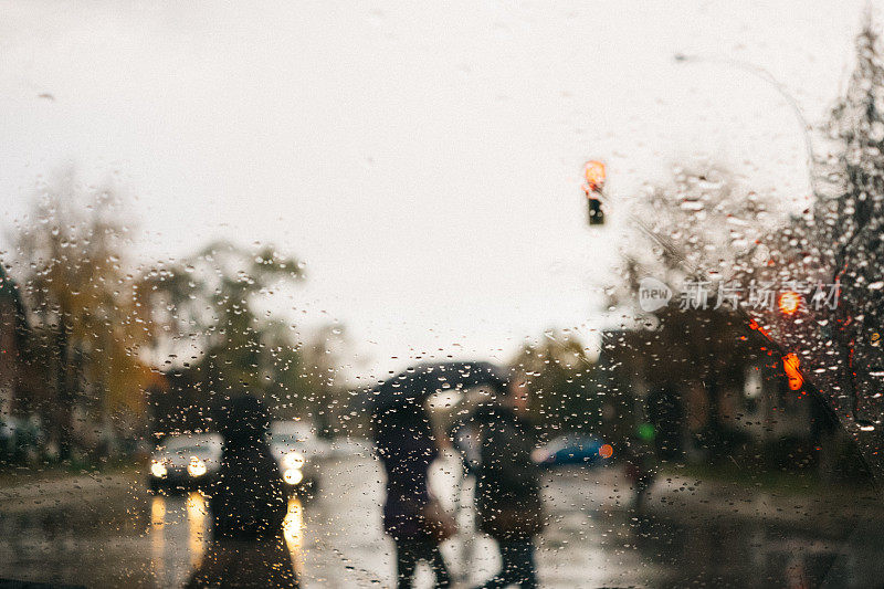 雨天从挡风玻璃看城市