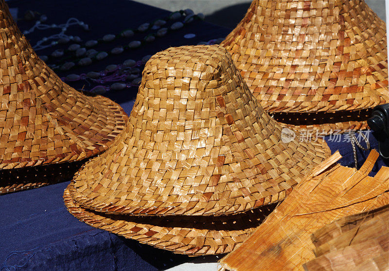 出售手工编织的美国原住民帽子