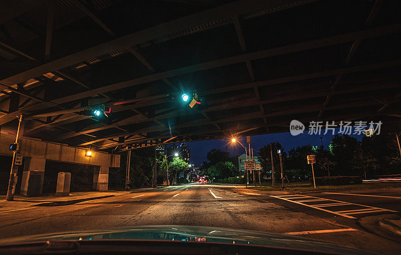 夜间在亚特兰大街道上行驶的汽车