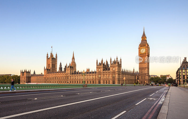 伦敦——大本钟、国会大厦、威斯敏斯特桥、日出