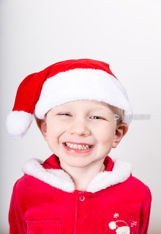 男孩在圣诞节打扮成圣诞老人